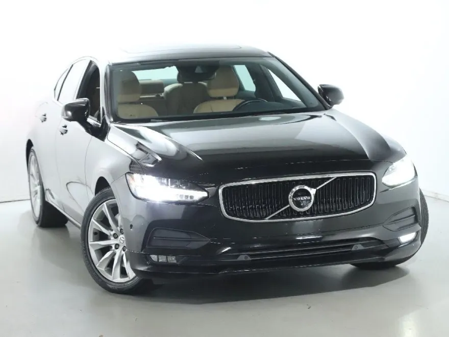 2017 Volvo S90 T6 Momentum photo 1