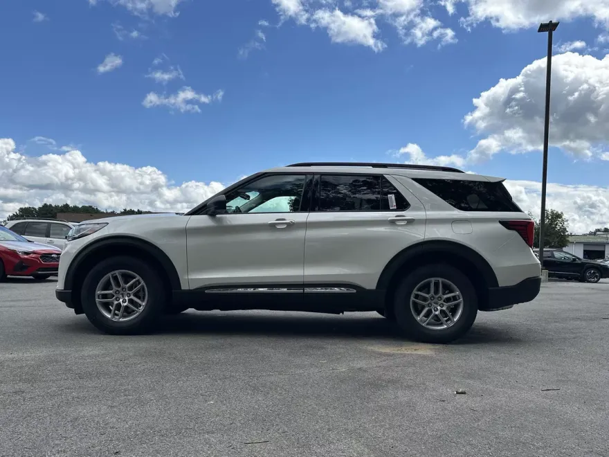 2025 Ford Explorer photo 1