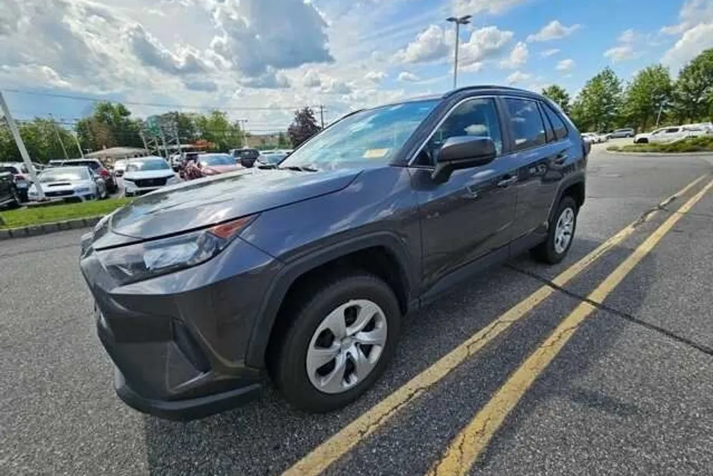 2021 Toyota RAV4 LE photo 1