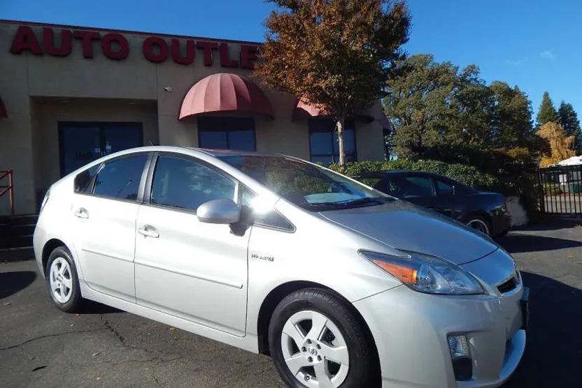 2010 Toyota Prius Three photo 1