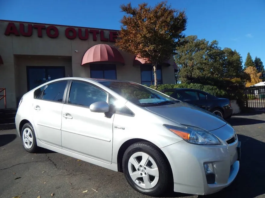 2010 Toyota Prius Three photo 1