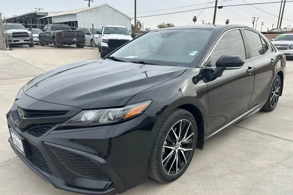 2023 Toyota Camry SE photo 1