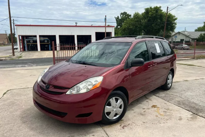 2008 Toyota Sienna LE photo 1