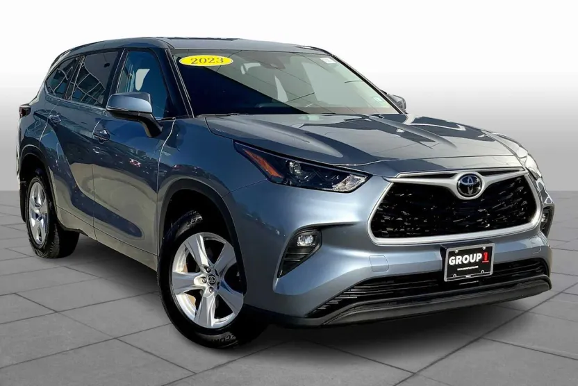 2023 Toyota Highlander LE photo 1