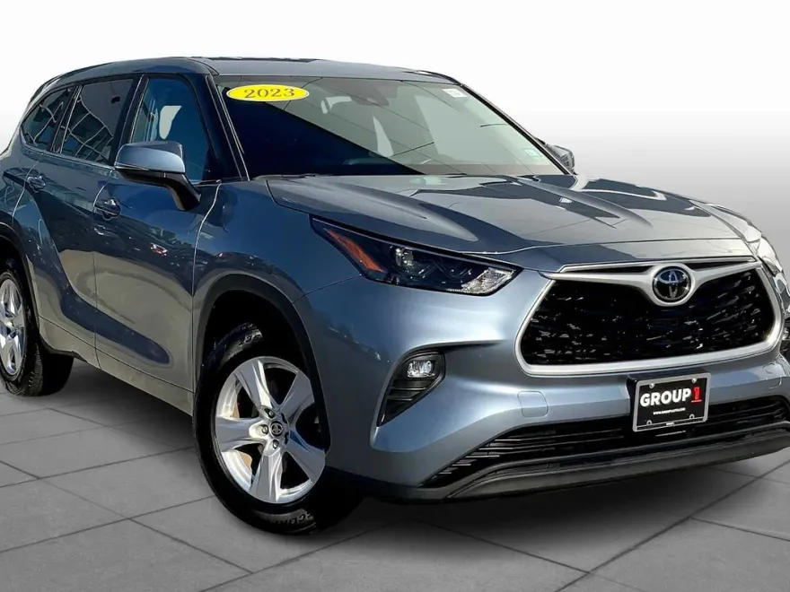 2023 Toyota Highlander LE photo 1