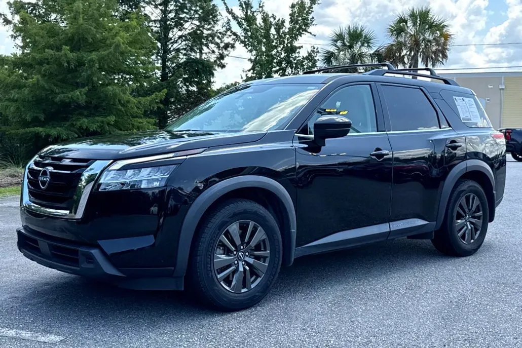 2022 Nissan Pathfinder SV photo 1