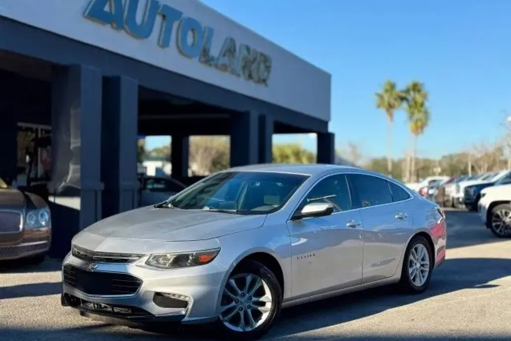2017 Chevrolet Malibu 1LT photo 1