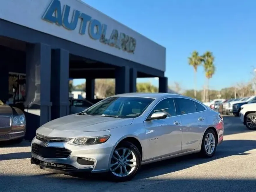 2017 Chevrolet Malibu 1LT photo 1