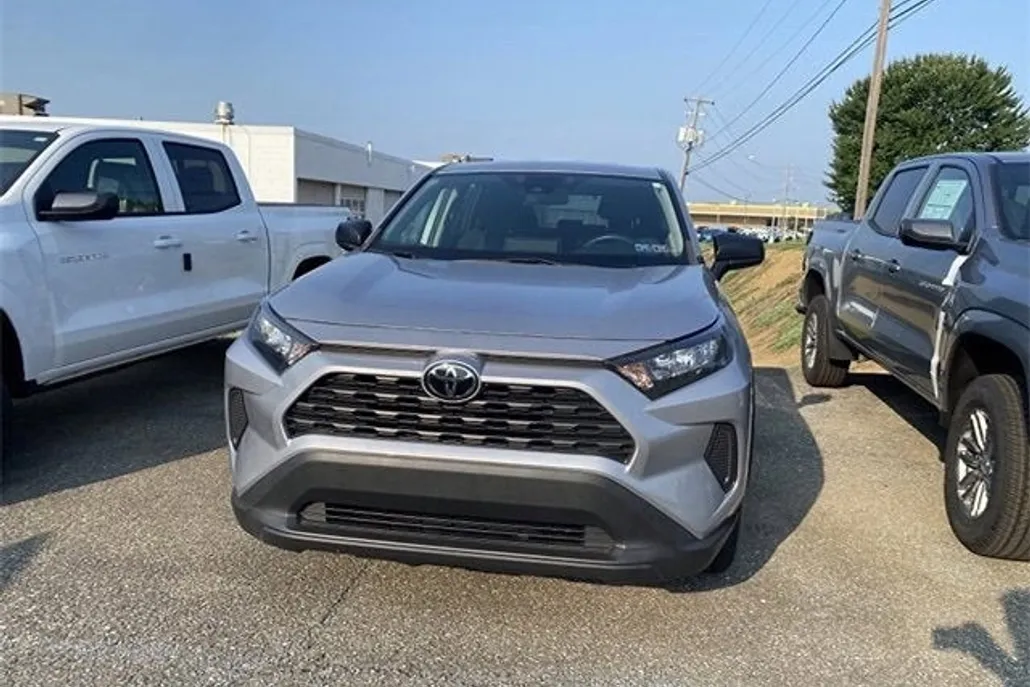 2022 Toyota RAV4 LE photo 1