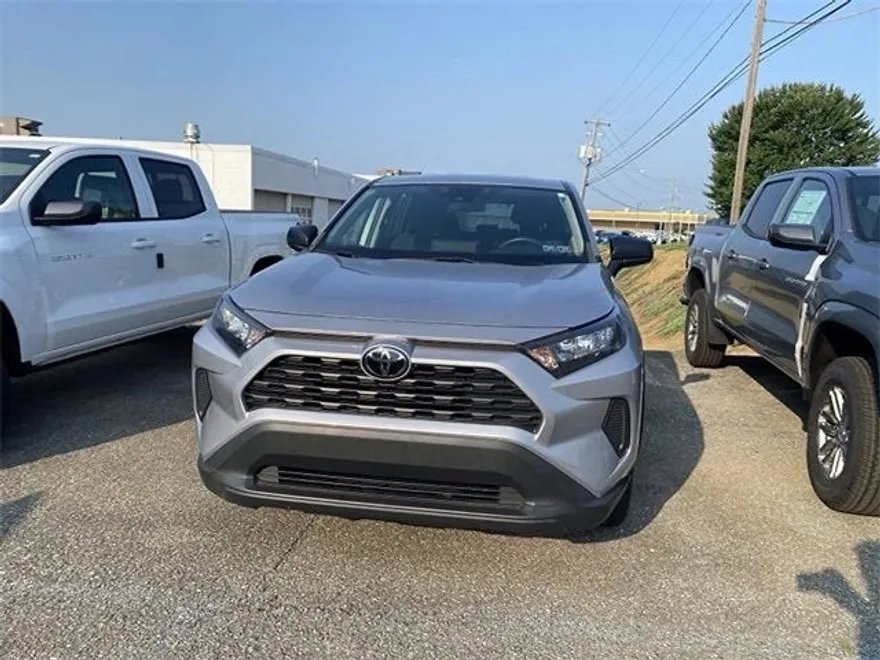 2022 Toyota RAV4 LE photo 1