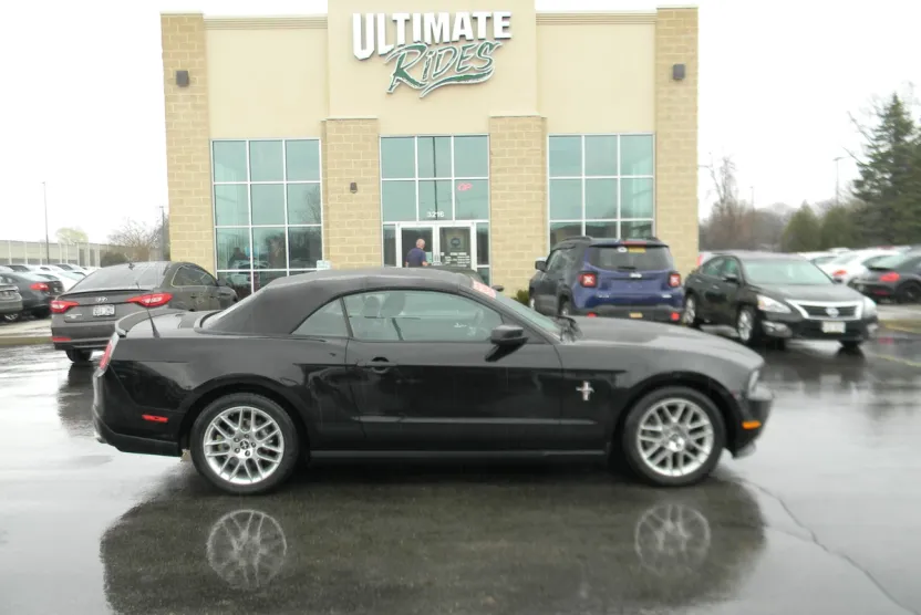 2012 Ford Mustang V6 Convertible photo 1