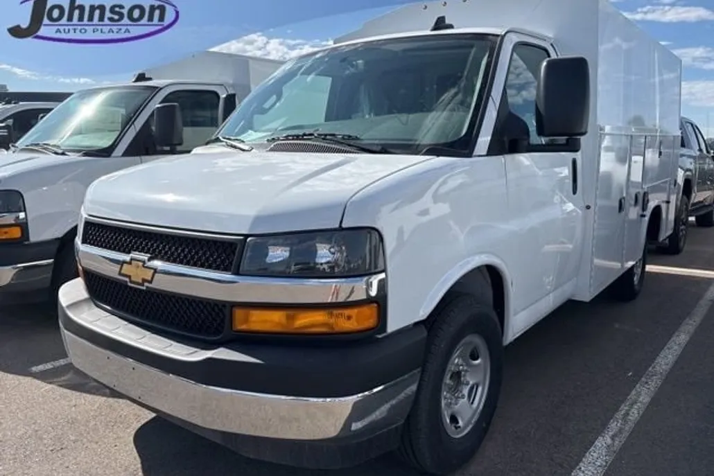 2025 Chevrolet Express Cutaway 3500 photo 1