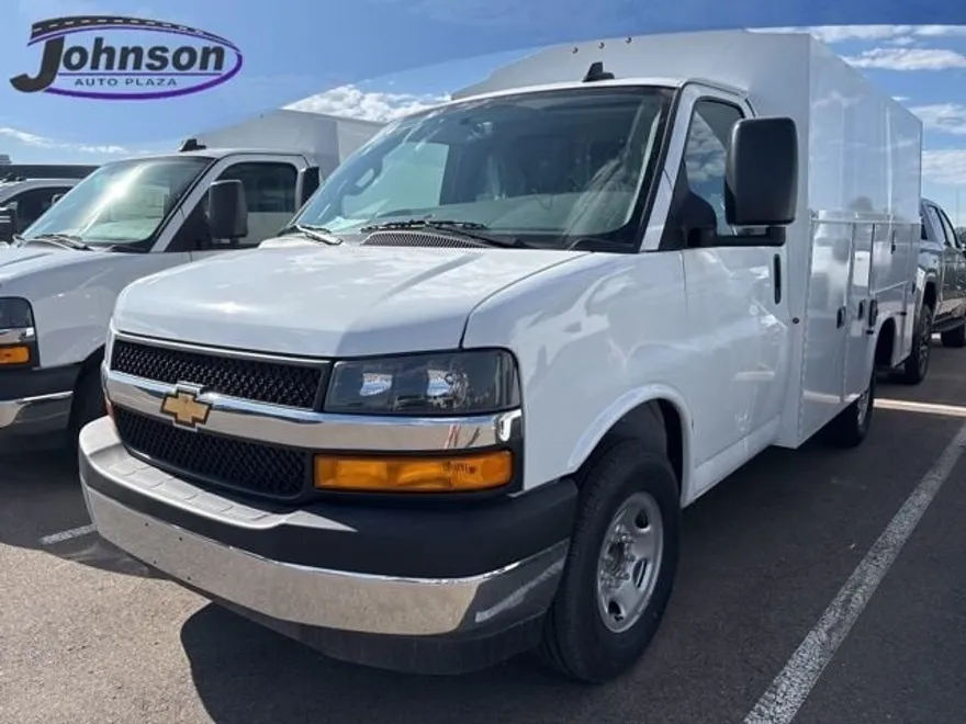 2025 Chevrolet Express Cutaway 3500 photo 1