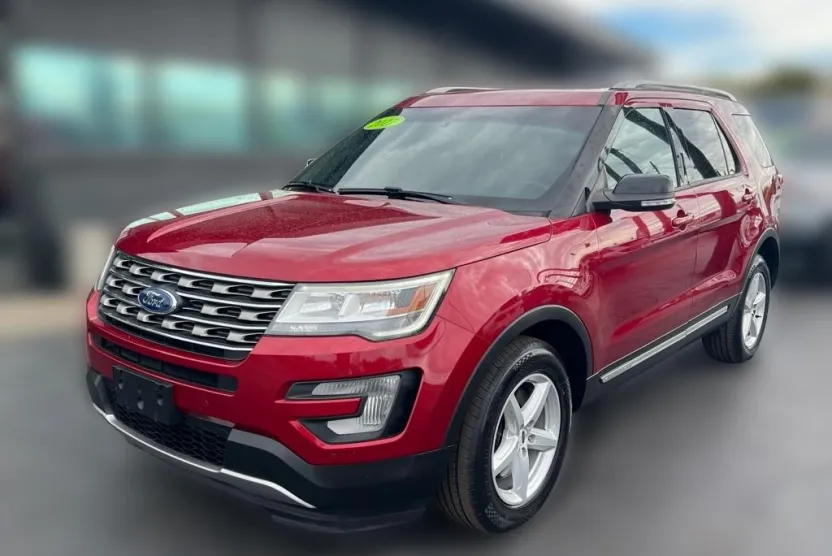 2017 Ford Explorer XLT photo 1