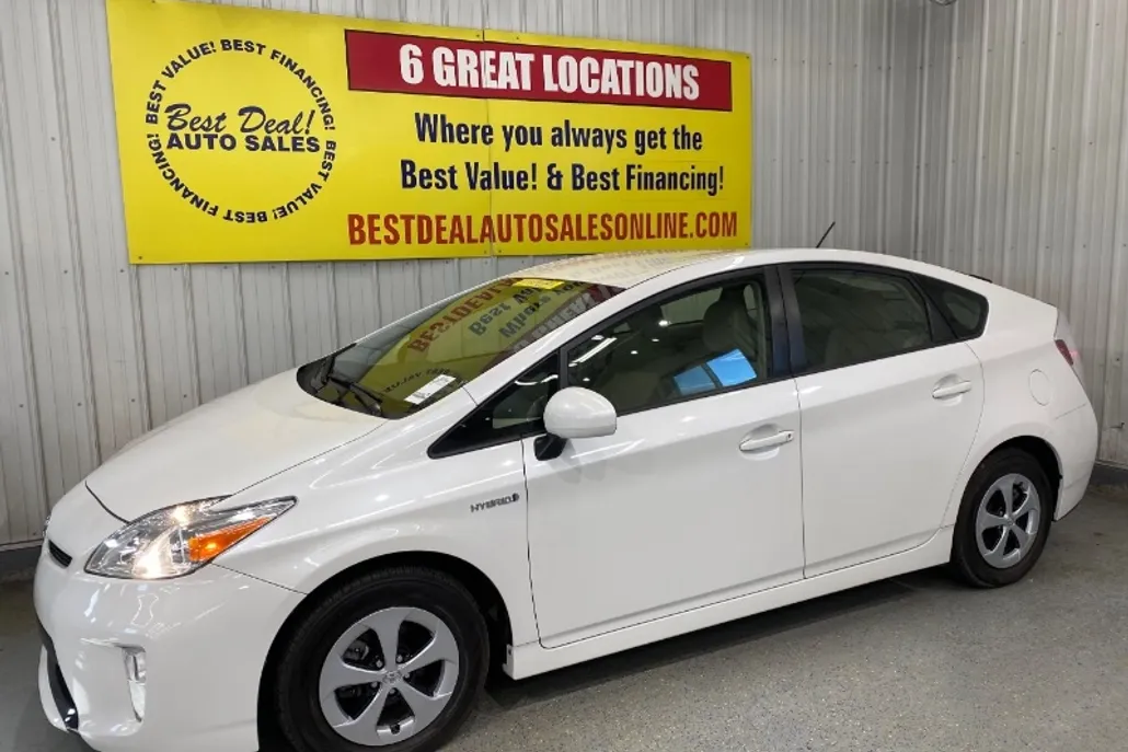 2013 Toyota Prius Three photo 1