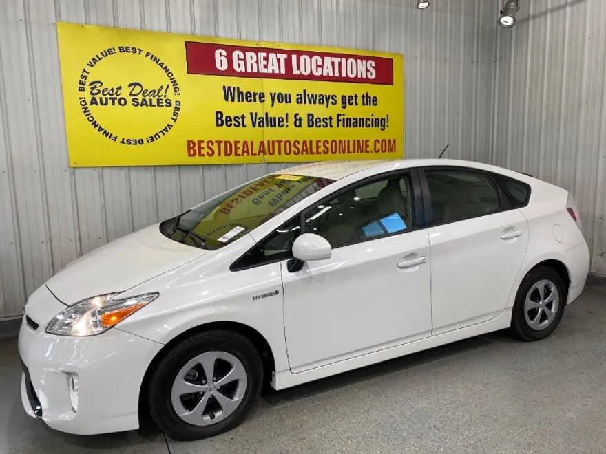 2013 Toyota Prius Three photo 1
