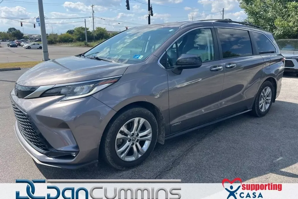 2021 Toyota Sienna XSE photo 1
