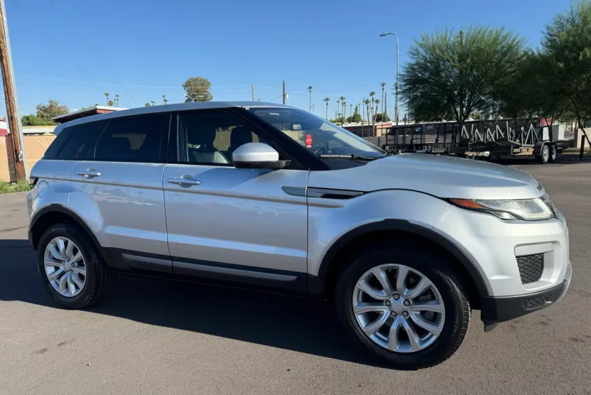 2016 Land Rover Range Rover Evoque SE photo 1