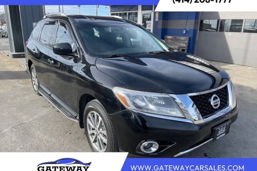 2016 Nissan Pathfinder SV photo 1
