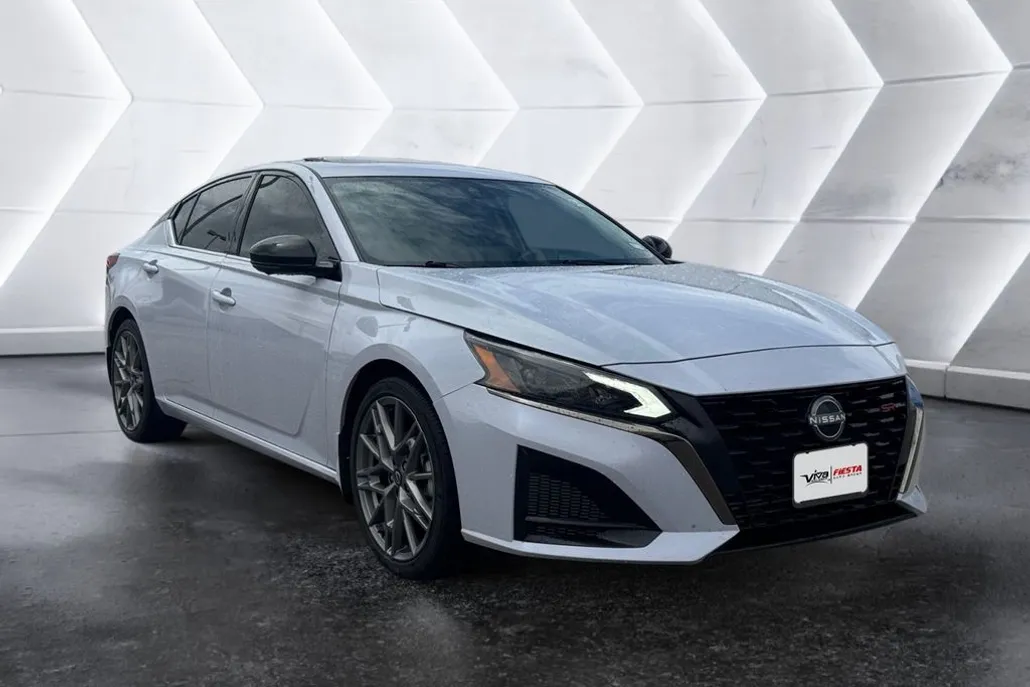 2023 Nissan Altima SR photo 1