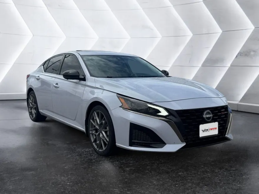 2023 Nissan Altima SR photo 1