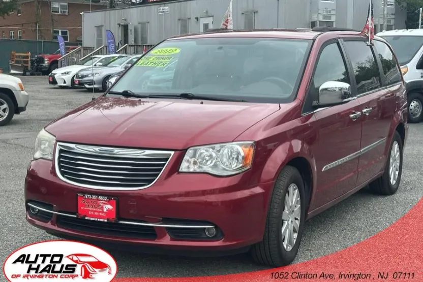 2012 Chrysler Town & Country photo 1
