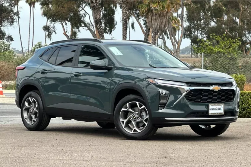 2025 Chevrolet Trax LT photo 1