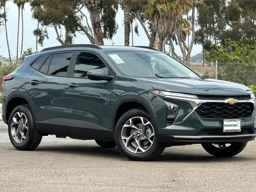 2025 Chevrolet Trax LT photo 1