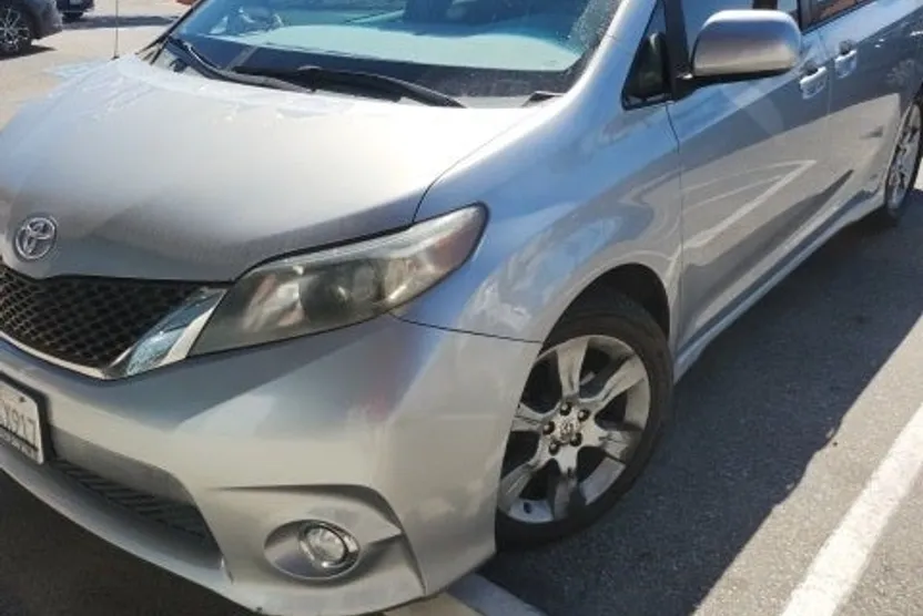 2011 Toyota Sienna SE photo 1