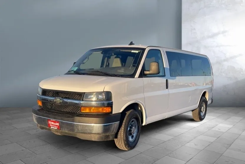 2022 Chevrolet Express Passenger LT photo 1