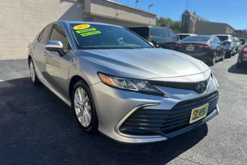 2022 Toyota Camry LE photo 1
