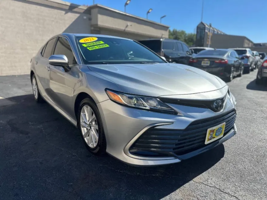 2022 Toyota Camry LE photo 1