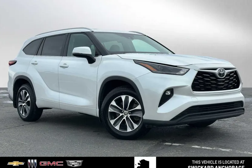 2024 Toyota Highlander LE photo 1