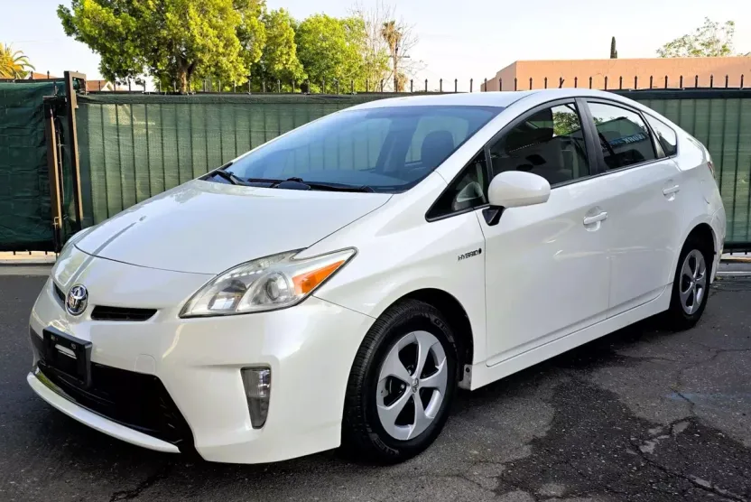 2015 Toyota Prius Two photo 1