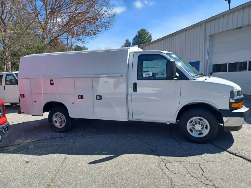 2024 Chevrolet Express Cutaway 3500 photo 1