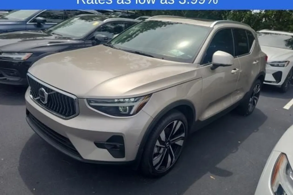 2024 Volvo XC40 AWD Plus photo 1