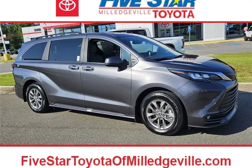 2025 Toyota Sienna XLE photo 1