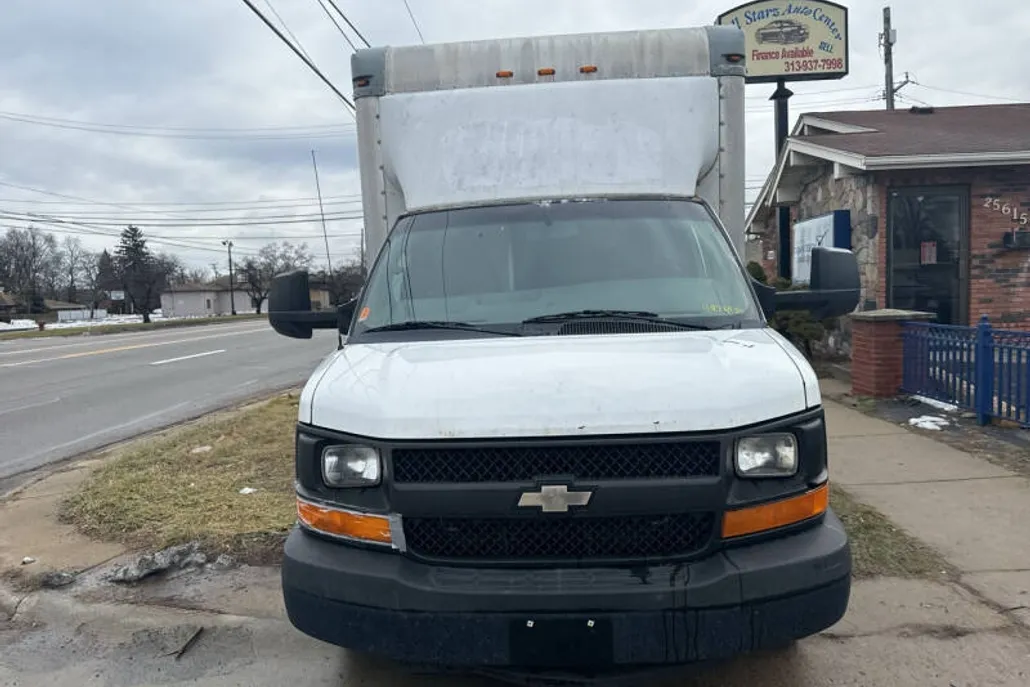 2014 Chevrolet Express Cutaway photo 1