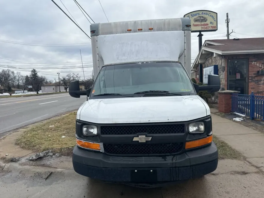 2014 Chevrolet Express Cutaway photo 1