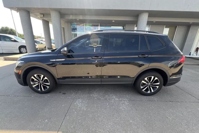2022 Volkswagen Tiguan S photo 1