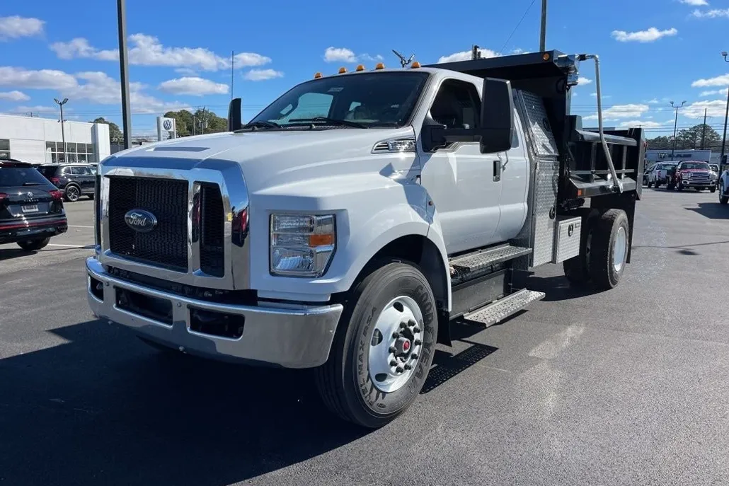 2023 Ford F-750 Base photo 1