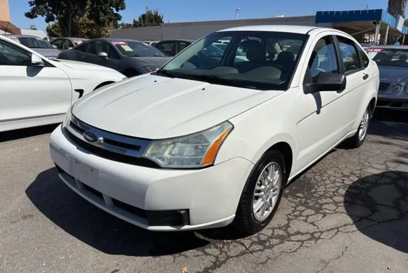2010 Ford Focus SE photo 1