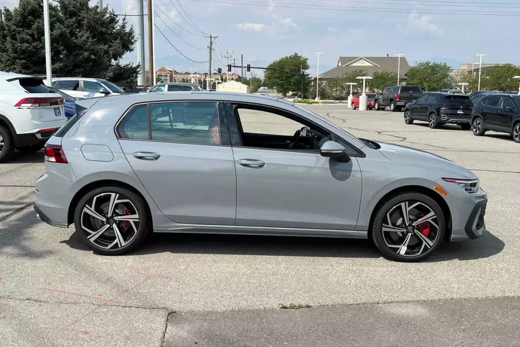 2025 Volkswagen Golf GTI SE photo 1