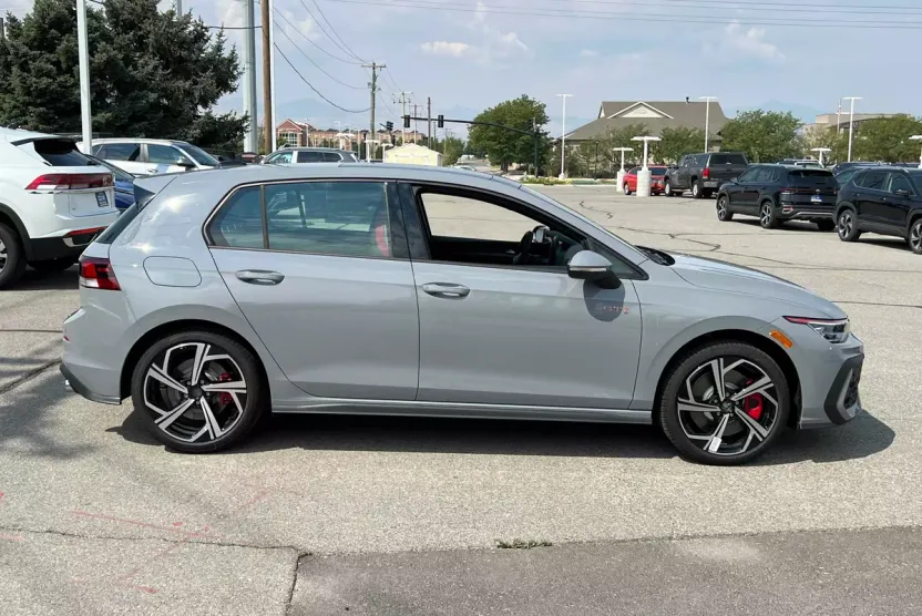 2025 Volkswagen Golf GTI SE photo 1