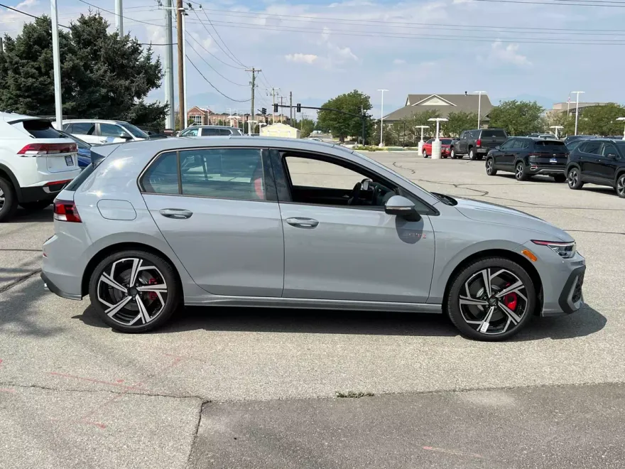 2025 Volkswagen Golf GTI SE photo 1