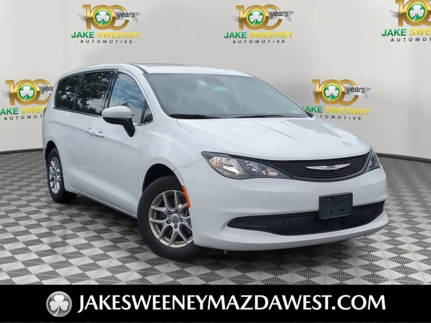 2023 Chrysler Voyager LX photo 1