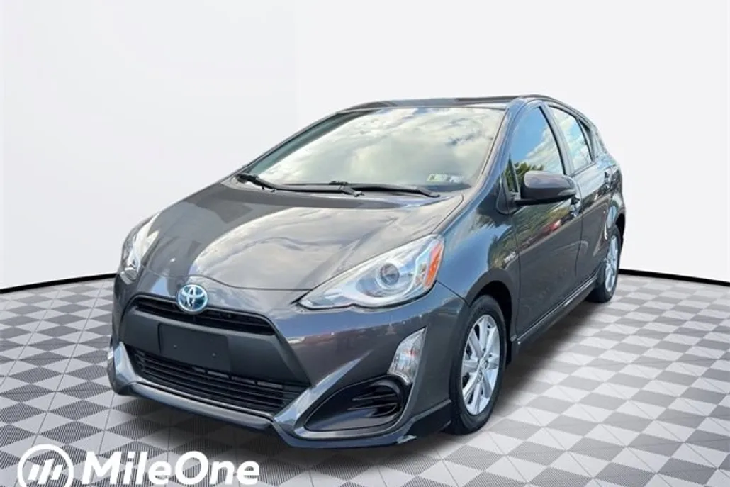 2017 Toyota Prius C Three photo 1