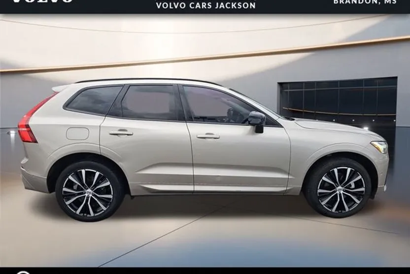 2024 Volvo XC60 B5 Plus photo 1