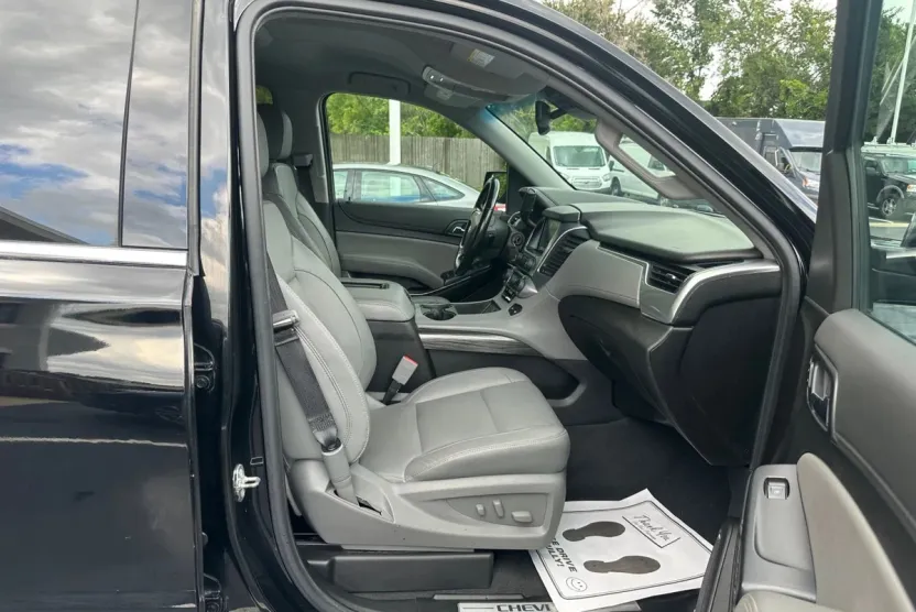 2019 Chevrolet Tahoe LT photo 1
