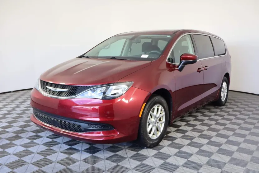 2021 Chrysler Voyager LX photo 1
